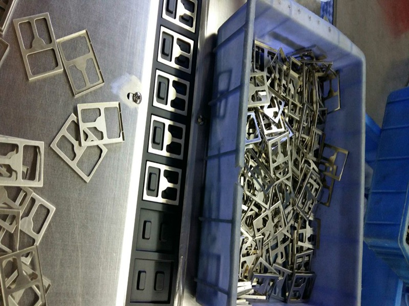 【鑫林成】洋白銅屏蔽罩用載帶包裝的一些細(xì)節(jié)問(wèn)題注意事項(xiàng)